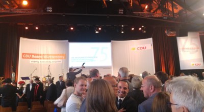 long_queue_of_people_waiting_to_greet_schuble_eurofora_400 long_queue_of_people_waiting_to_greet_schuble_eurofora_400