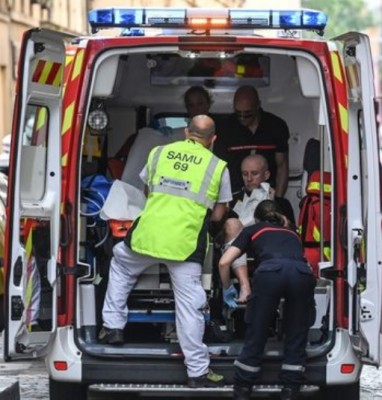 lyon_attack_wounded_victim_samu_400