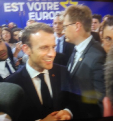 macron_after_launching_1st_eu_citizens_consultation_speaks_to_journalists_incl._acmmargareta_svensson_for_eurofora_400