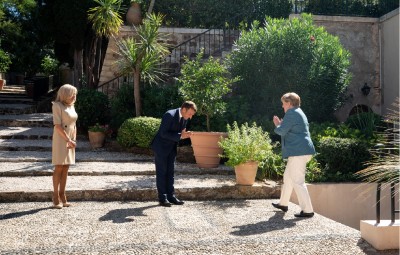 macron_welcomes_merkel_at_bregancon_castle_21.8.2020_elysee_photo__eurofora_screenshot_400