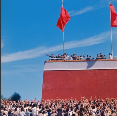 mao__people_on_1966_at_tien_an_men_square_photo_in_german_exhibition_of_2017__eurofora_screenshot_400