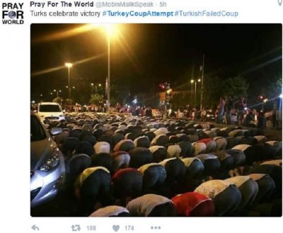 mass_street_muslim_prayers_to_celebrate_the_crash_of_a_secular_coup_attempt_by_erdogans_fans_400 mass_street_muslim_prayers_to_celebrate_the_crash_of_a_secular_coup_attempt_by_erdogans_fans_400