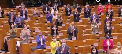 meps_applauding_angie_merkel_ebstv__eurofora_screenshot_400