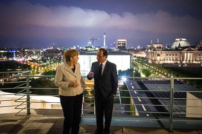 merkel_holla_berlin_night_400 merkel_holla_berlin_night_400