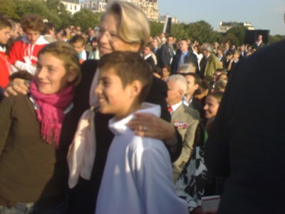 minister_alliot_marie_with_kids_at_open_air_mass_waiting_for_pope_benedict_invalides_paris_400