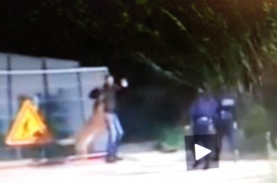 montpelleir_29_may_2013_policiers_pourchassent_manifestant_et_lui_jettent_chien_2_fois_tandis_quil_les_attend_pacifiquement_les_mains_levs_400