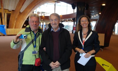 nobel_karplus_austrian_ambassador_coe_photograph_exchanging_photos_with_eurofora_who_photographs_whom....._400