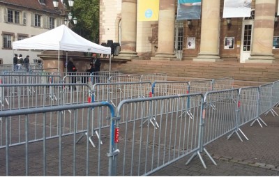 opera_entrance_blocked_far_away_from_doors_as_guards_remain_idle_eurofora_400