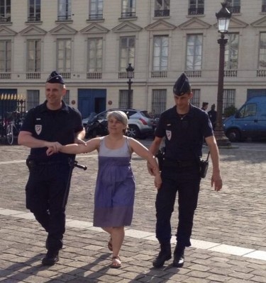 oppress_mere_de_famille_arrete_400 oppress_mere_de_famille_arrete_400