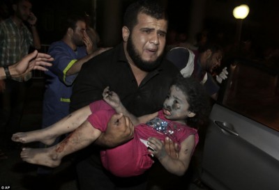 palestinian_carries_injured_girl_400
