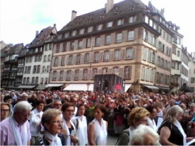 people_around_the_cathedral_15_aug_procession_400