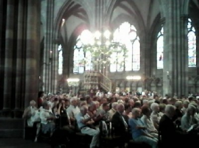 people_at_cathedral_15_aug._2015_400