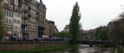 people_manif_fleuve_arbres_400