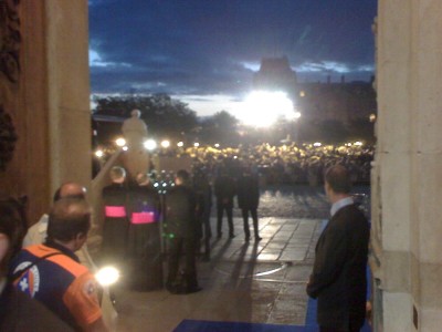 pope_benedict_adresses_15.000_young_people_at_notre_dame_s_parvis_400