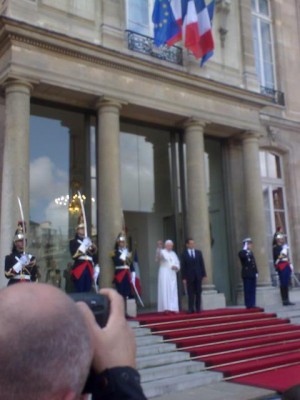 pope_benedict_salutes_with_sarkozy_elysee_400