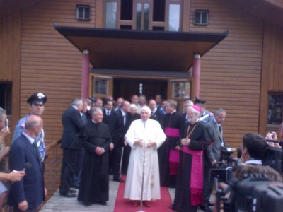 pope_benedict_speaks_in_front_of_cyprusweekly_at_saint_freinedemetz_at_the_top_of_alpes_mountains._dsc00559_400