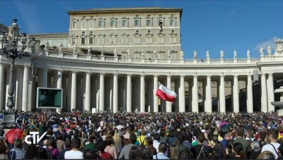 pope_francis_applauded_by_people_at_st_peter_sqr_after_bridge_no_wall_call_400 pope_francis_applauded_by_people_at_st_peter_sqr_after_bridge_no_wall_call_400