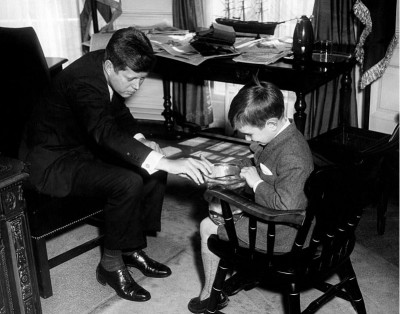 rfk_jr._with_us_president_jfk_on_1961_wikipedia_eurofora_screenshot_400