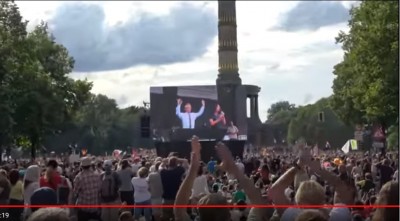 rfkennedy_at_berlin_rally_10_salutingpeople_matuschewski_videoeurofora_screenshot_400