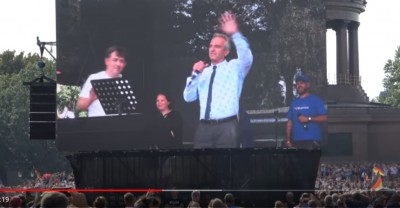 rfkennedy_at_berlin_rally_3_greetings_matuschewski_videoeurofora_screenshot_400