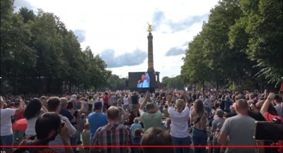 rfkennedy_at_berlin_rally_4_saluting_matuschewski_videoeurofora_screenshot_400