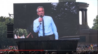 rfkennedy_at_berlin_rally_5_speaking_matuschewski_videoeurofora_screenshot_400