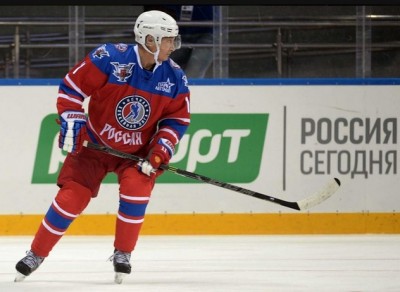 russia_president_vladimir_putin_spends_its_63_birthday_by_playing_ice_hockey_october_2015_400