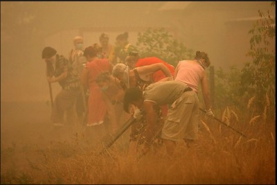 russian_women_dig_ditsch_to_protect_from_fira_400 russian_women_dig_ditsch_to_protect_from_fira_400