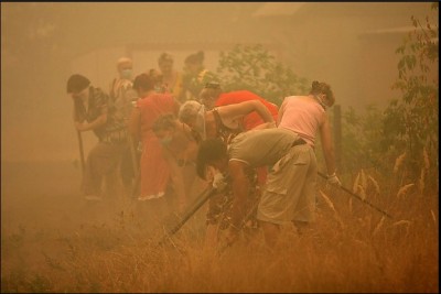 russian_women_dig_ditsch_to_protect_from_fira_400