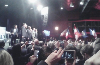 sarko_looking_at_agg_with_people__flags_400 sarko_looking_at_agg_with_people__flags_400