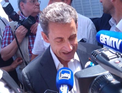 sarko_speaking_to_media_including_eurofora_front_400