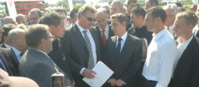 sarko_with_people_in_front_of_agg_400 sarko_with_people_in_front_of_agg_400