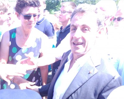 sarkozy_smile_direct_agg__peoples_hands_eurofora_400