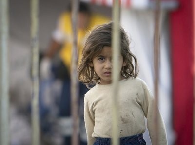 scandalous_treatment_of_syrian_refugees_by_turkish_military_child_behind_metal_bars_400