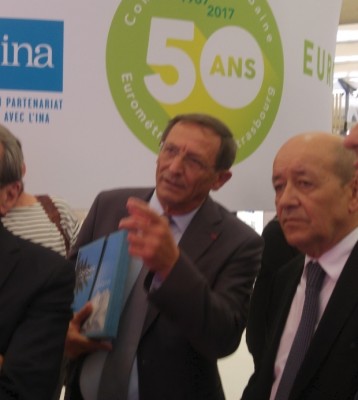 stras_eurometropol_president_hermann_showing_exhibition_to_french_efa_minister_drian_eurofora_400 stras_eurometropol_president_hermann_showing_exhibition_to_french_efa_minister_drian_eurofora_400