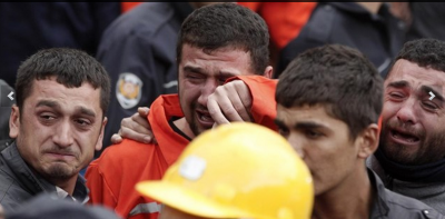 t_manisa_mine_workers_mourn_400 t_manisa_mine_workers_mourn_400
