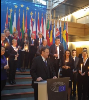 top_mep_paul_rubig_christmas_light_from_bethleem_to_eu_parliament_in_strasbourg_12.12.2016__eurofoa_400_02 top_mep_paul_rubig_christmas_light_from_bethleem_to_eu_parliament_in_strasbourg_12.12.2016__eurofoa_400_02