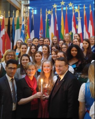 top_meps_rubig__mcguinness_with_bethleem_light__austrian_choir_young_girls__eurofora_12.12.2016_400 top_meps_rubig__mcguinness_with_bethleem_light__austrian_choir_young_girls__eurofora_12.12.2016_400