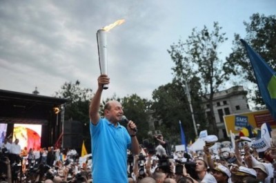 traian_basescu__democracy_flag__people_400 traian_basescu__democracy_flag__people_400