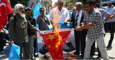 turkey_demonstrators_burn_china_flag_400