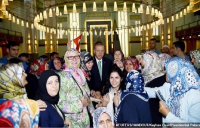 turkish_president_erdogan_at_ankaras_mosque_after_securlar_coup_attempt_crash_greek_media_naftemporiki_400