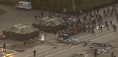 ukra_extremists_attack_dissidents_exhibition_village_400