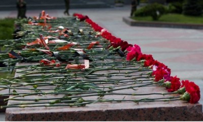 ukra_flowers_for_odessa_massacre_400 ukra_flowers_for_odessa_massacre_400