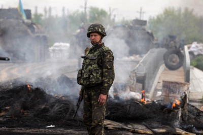 ukra_military_amidst_destruction_at_slaviansk_400