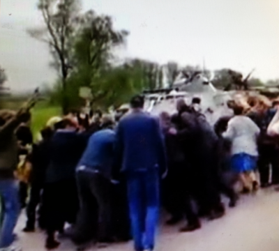 ukra_people_trying_to_stop_tanks_ok_400 ukra_people_trying_to_stop_tanks_ok_400