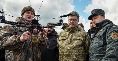 ukra_poroshenko__turchinov_scrutinize_drones_400_02