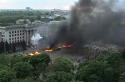 ukra_progovernment_extremists_kill_by_fire_dissidents_at_odessa_400