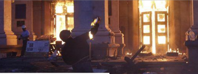 ukra_prokiev_extremist_throwing_bomb_molotov_to_burn_dissident_people_at_odessa_400