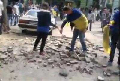 ukra_proputchists_break_with_hammer_pavements_for_stones_to_throw_odessa_clashes_4_killed_400