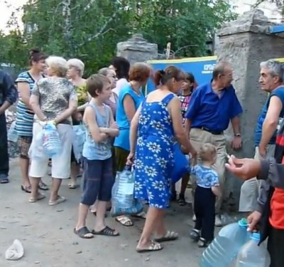 ukra_slaviansk_people_with_kids_quew_for_water.._400